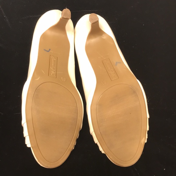 Warm white American Eagle bow kitten heel pumps - Picture 3 of 5